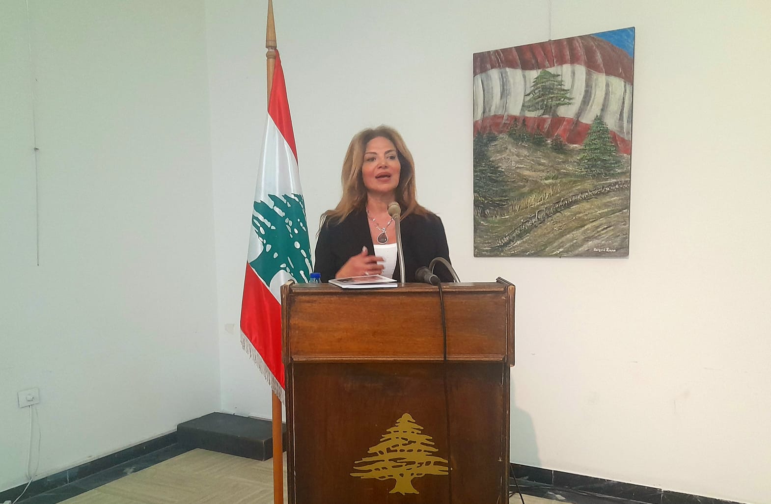 اتبة ريما حلواني توقع  ديوانها "بيروت لمّا الحكي يصير شعر" وسط حضور مميز