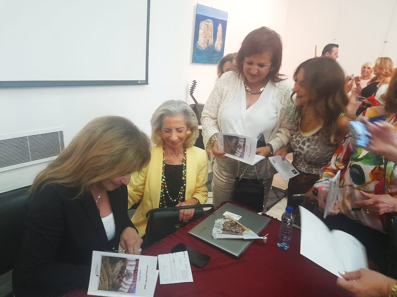 اتبة ريما حلواني توقع  ديوانها "بيروت لمّا الحكي يصير شعر" وسط حضور مميز