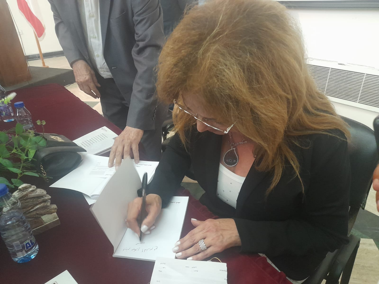 اتبة ريما حلواني توقع  ديوانها "بيروت لمّا الحكي يصير شعر" وسط حضور مميز