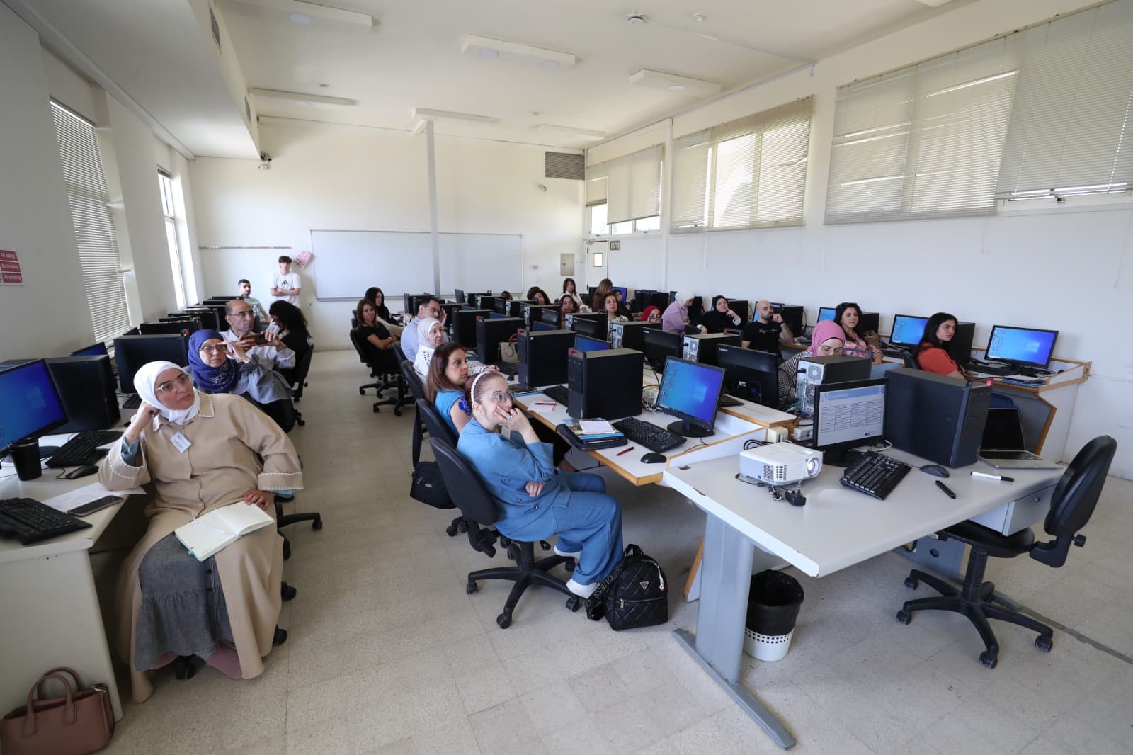 "جامعة رفيق الحريري تدمج الذكاء الاصطناعي بالإرشاد التربوي"