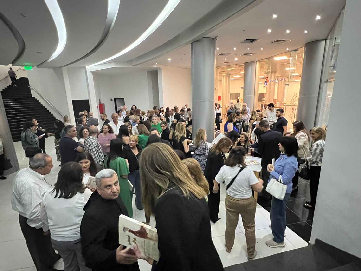 توقيع كتاب "ضعفي عاقبني" للكاتبة رين بستاني في مدرسة سيدة اللويزة: احتفاء بالأدب والوجدان