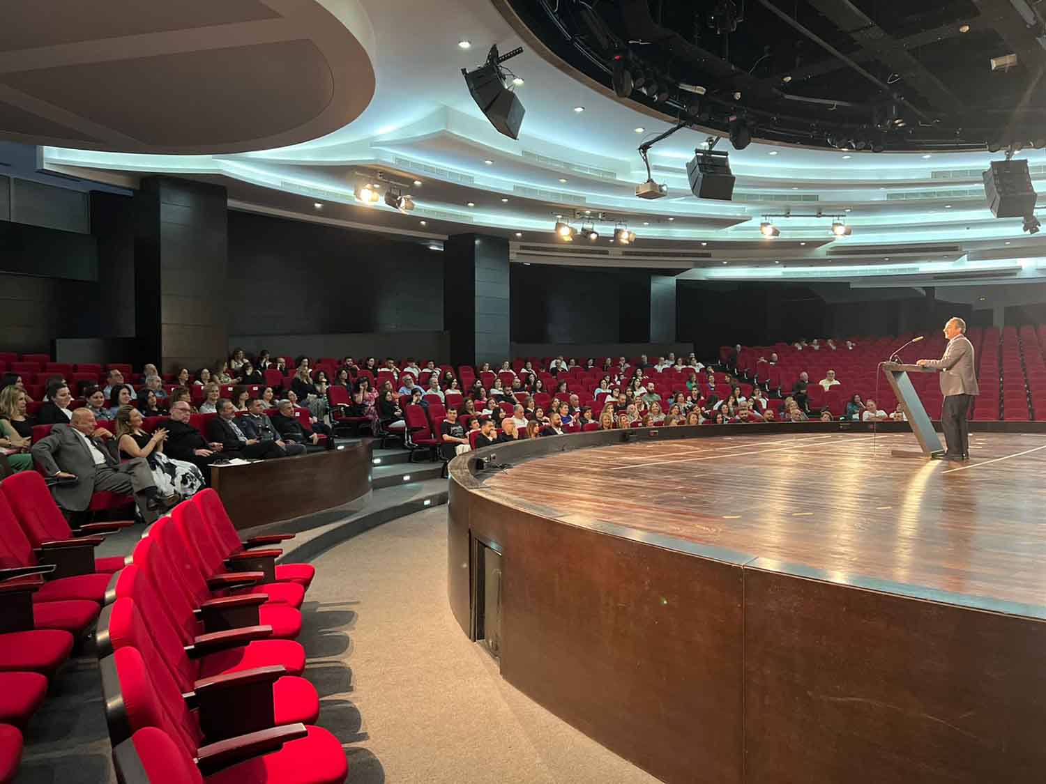 توقيع كتاب "ضعفي عاقبني" للكاتبة رين بستاني في مدرسة سيدة اللويزة: احتفاء بالأدب والوجدان