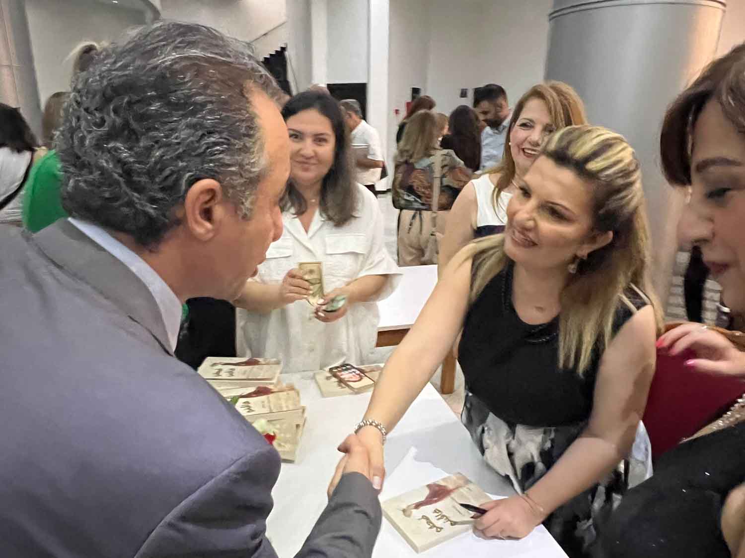 توقيع كتاب "ضعفي عاقبني" للكاتبة رين بستاني في مدرسة سيدة اللويزة: احتفاء بالأدب والوجدان