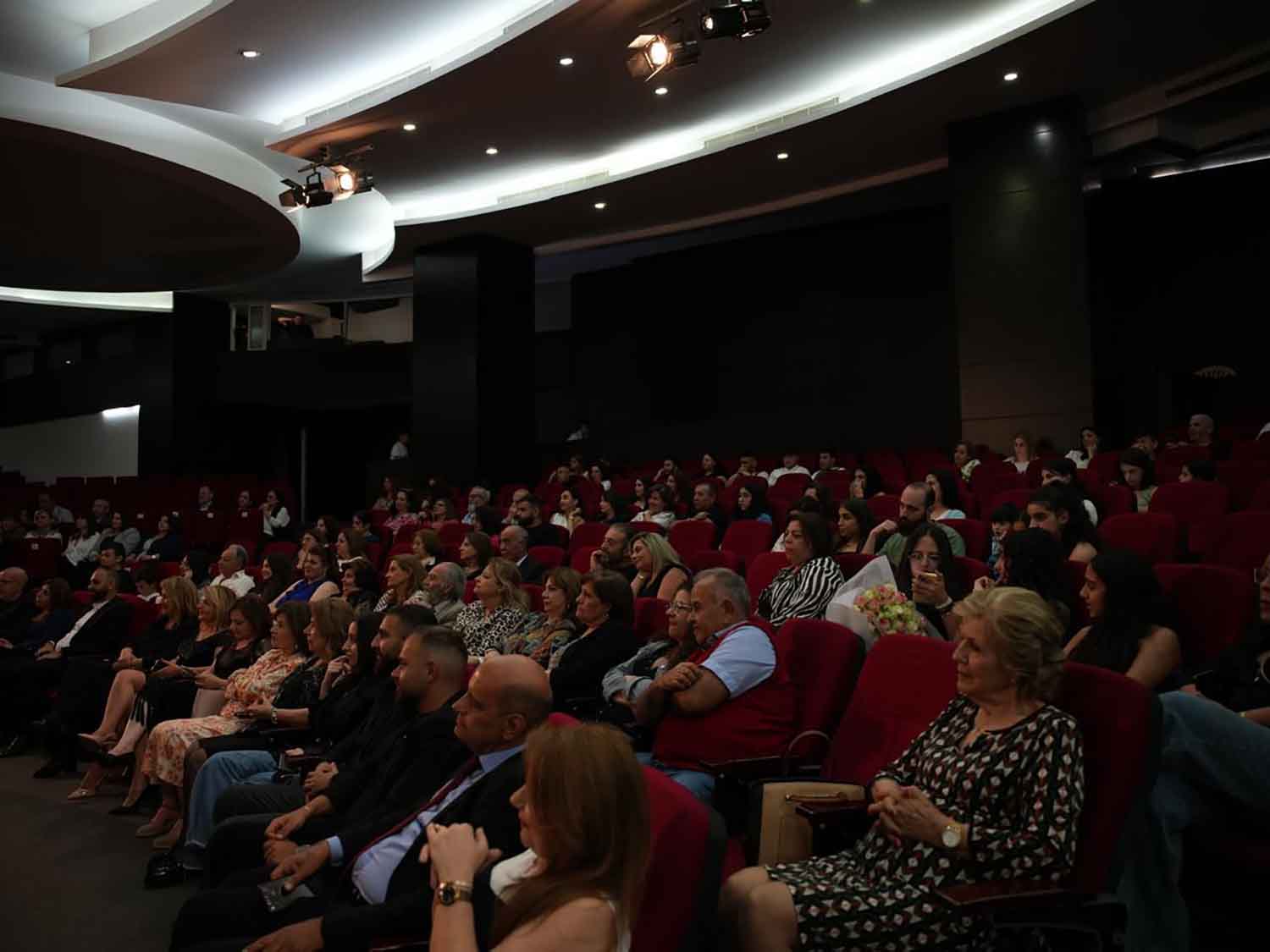 توقيع كتاب "ضعفي عاقبني" للكاتبة رين بستاني في مدرسة سيدة اللويزة: احتفاء بالأدب والوجدان