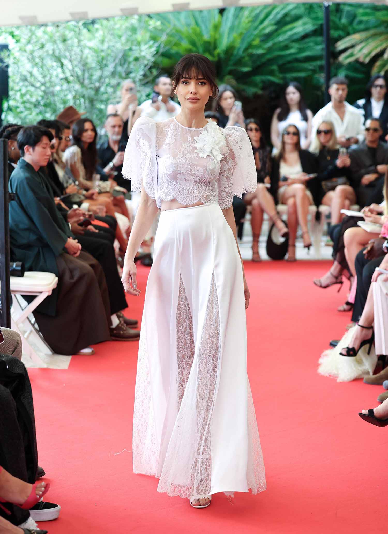 المصممة اللبنانية عبير سطوحي ترفع اسم لبنان عالياً في كان بعرض أزياء استثنائي!