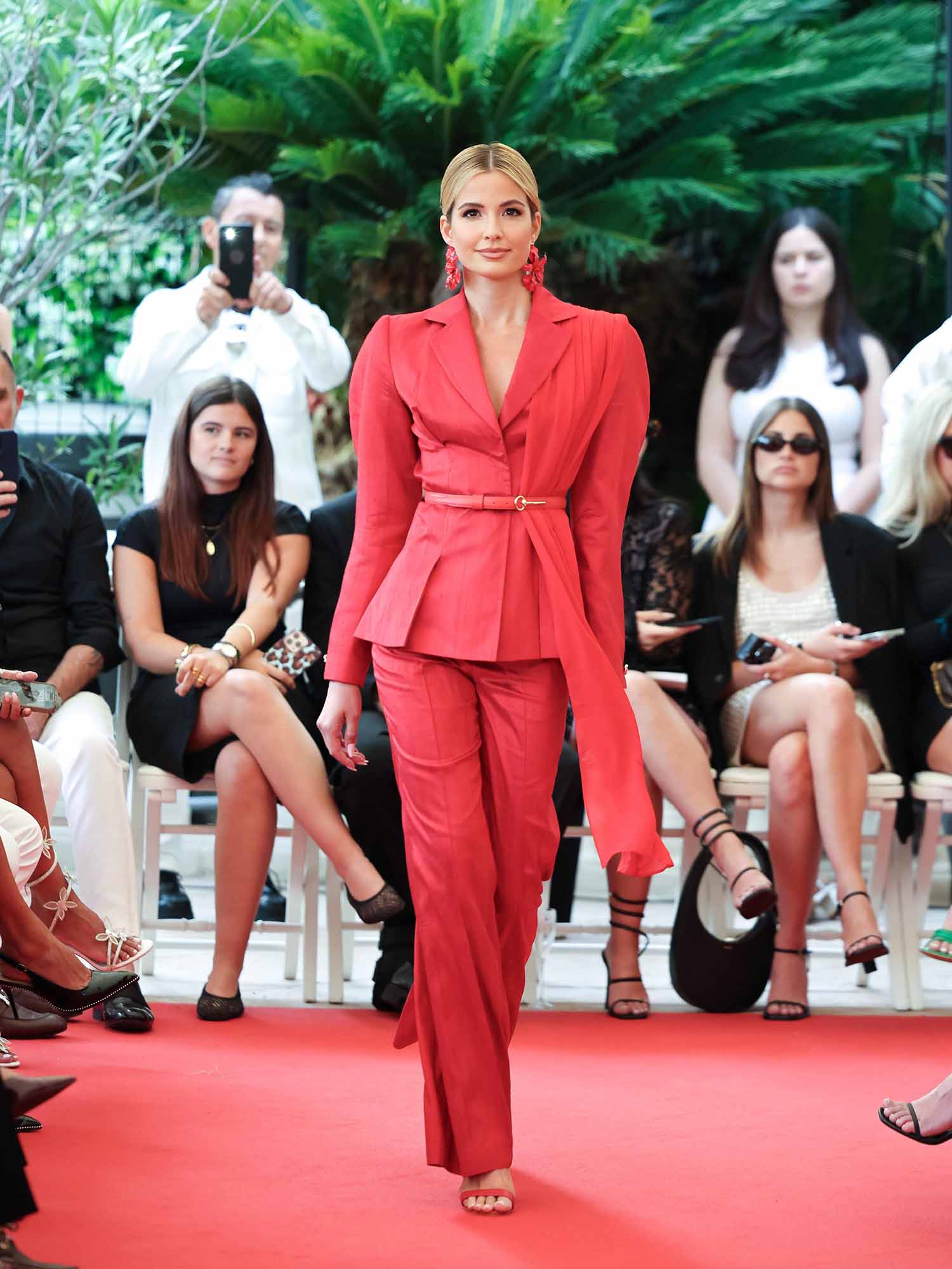 المصممة اللبنانية عبير سطوحي ترفع اسم لبنان عالياً في كان بعرض أزياء استثنائي!