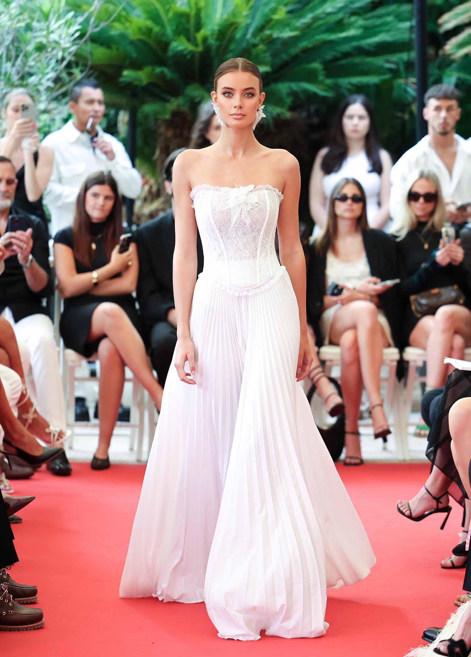 المصممة اللبنانية عبير سطوحي ترفع اسم لبنان عالياً في كان بعرض أزياء استثنائي!