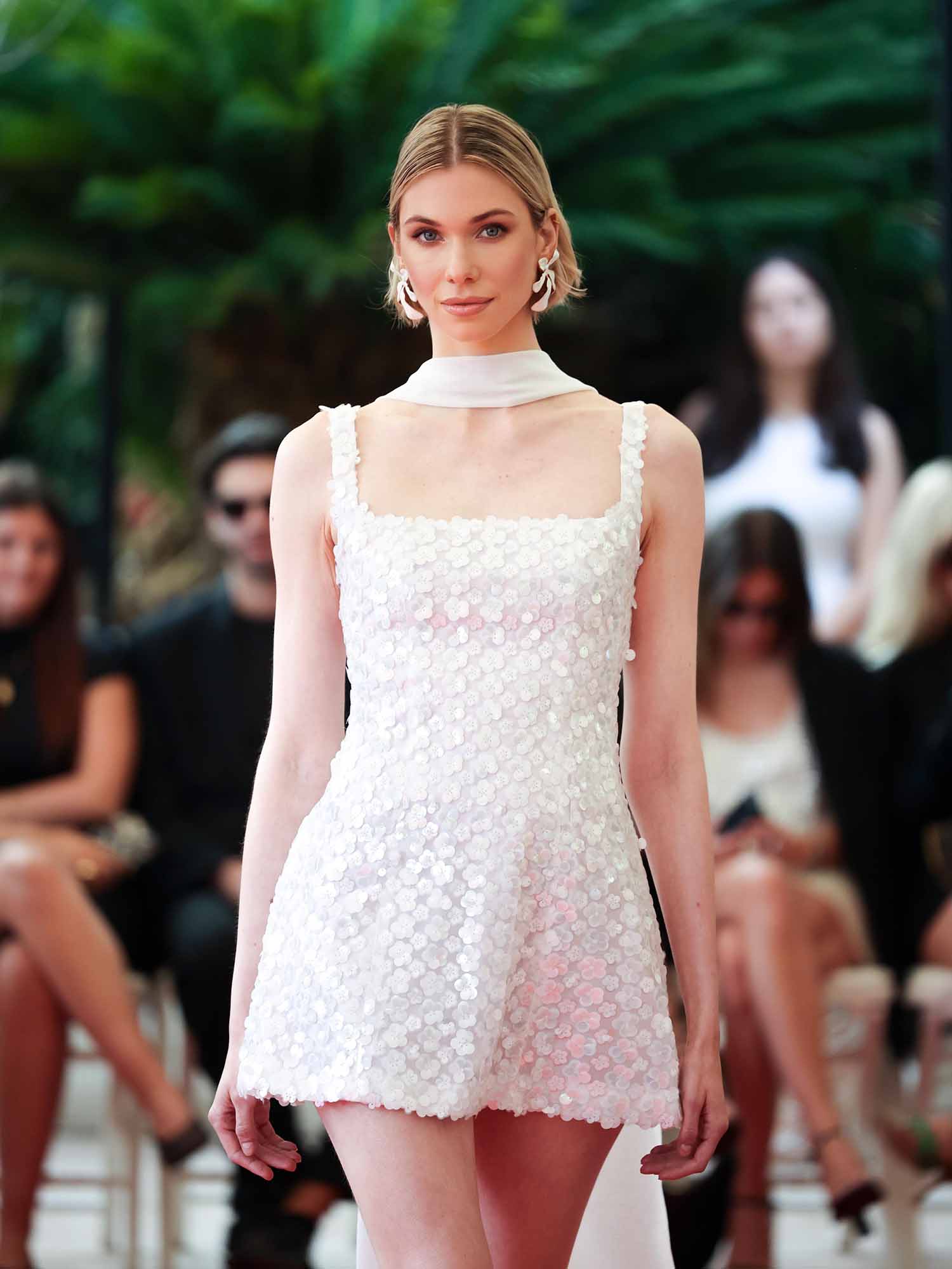 المصممة اللبنانية عبير سطوحي ترفع اسم لبنان عالياً في كان بعرض أزياء استثنائي!