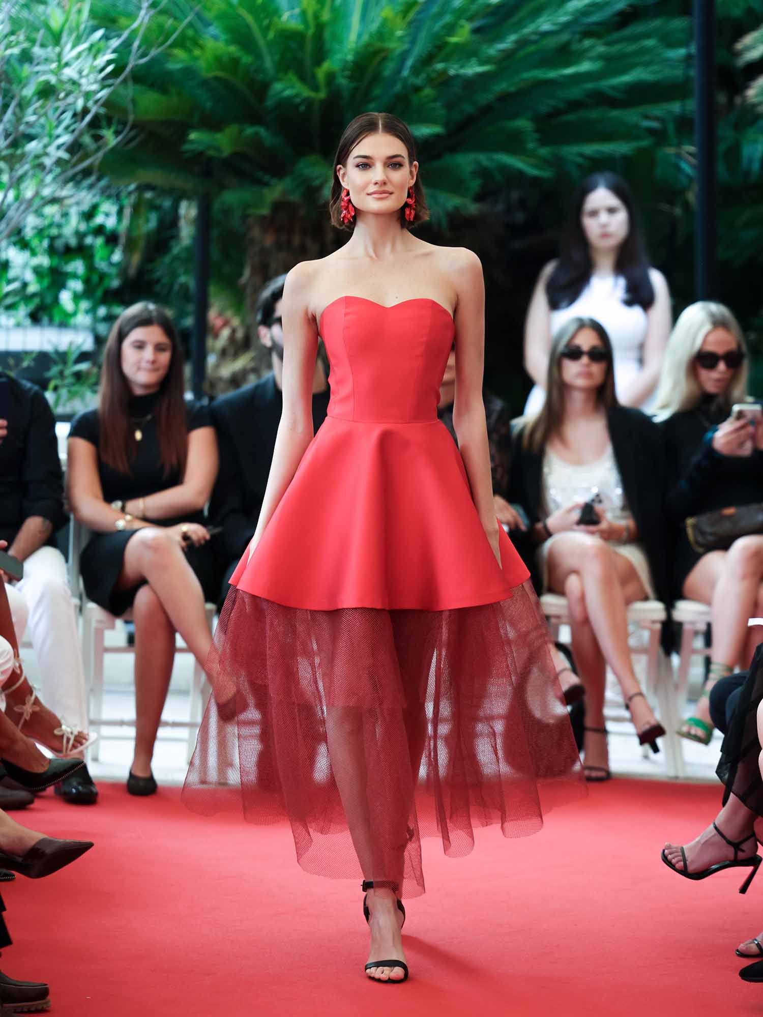 المصممة اللبنانية عبير سطوحي ترفع اسم لبنان عالياً في كان بعرض أزياء استثنائي!