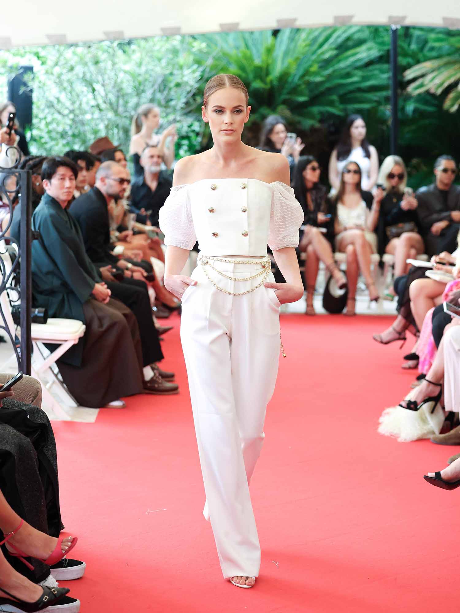 المصممة اللبنانية عبير سطوحي ترفع اسم لبنان عالياً في كان بعرض أزياء استثنائي!