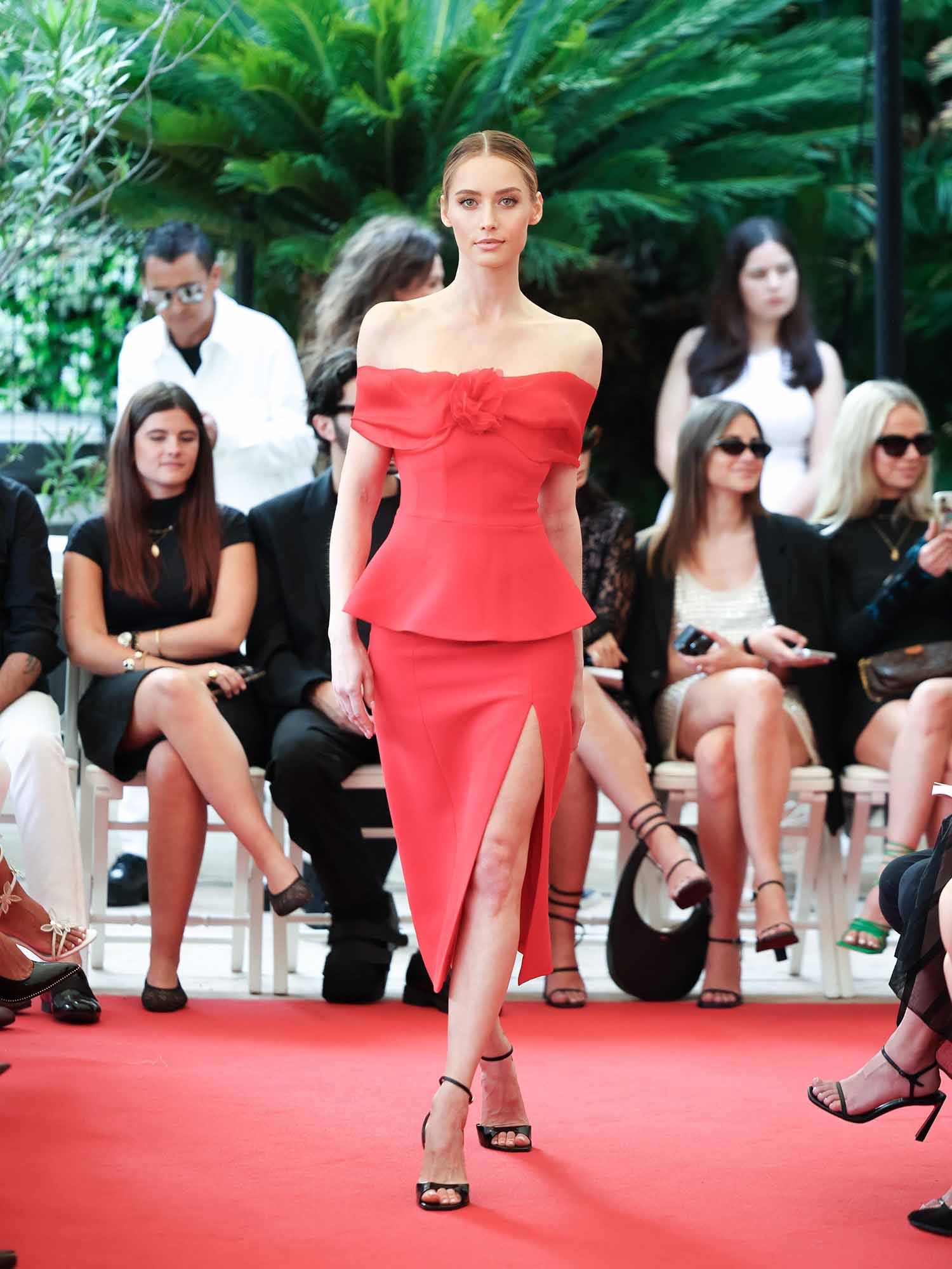 المصممة اللبنانية عبير سطوحي ترفع اسم لبنان عالياً في كان بعرض أزياء استثنائي!