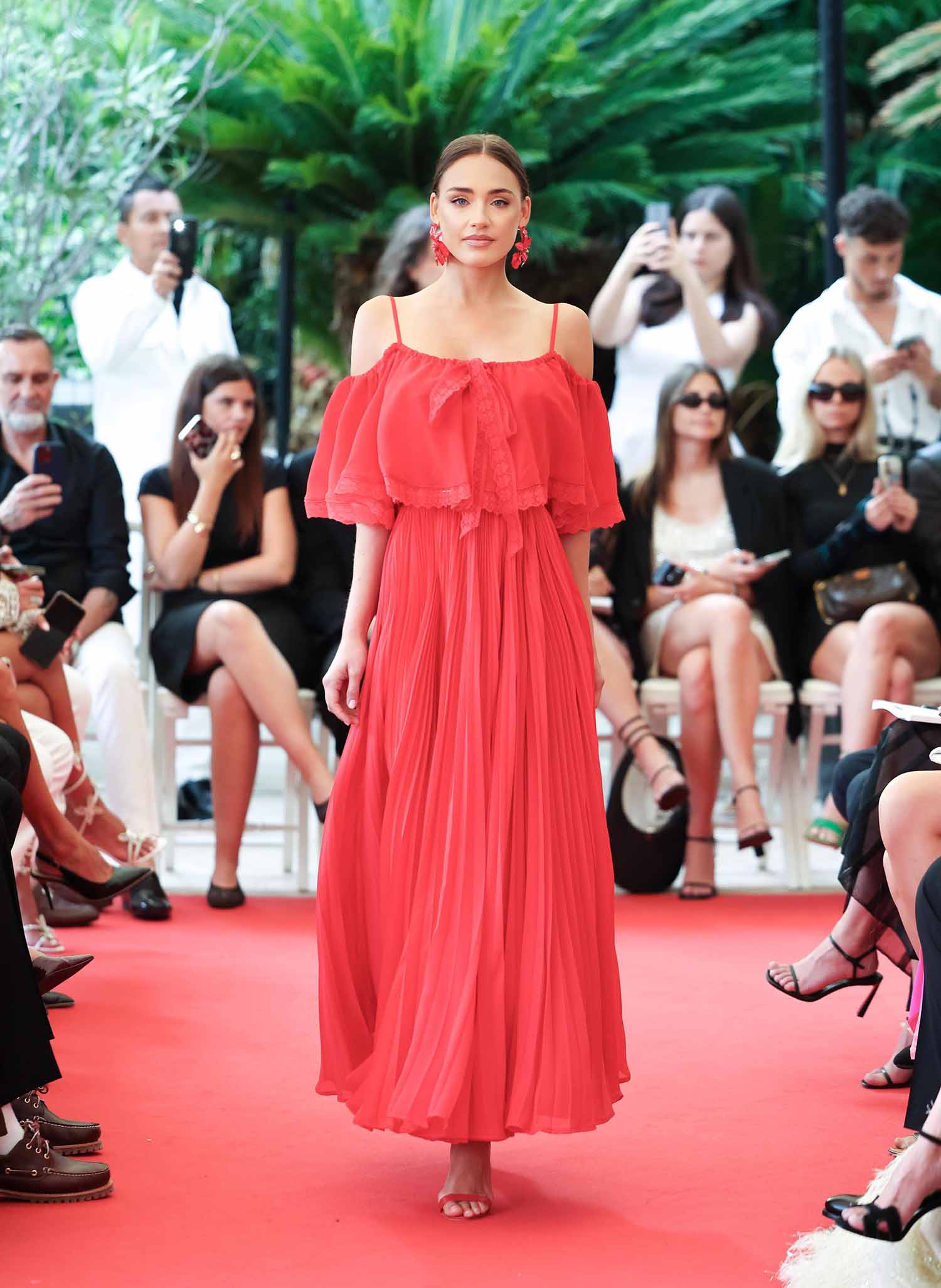 المصممة اللبنانية عبير سطوحي ترفع اسم لبنان عالياً في كان بعرض أزياء استثنائي!