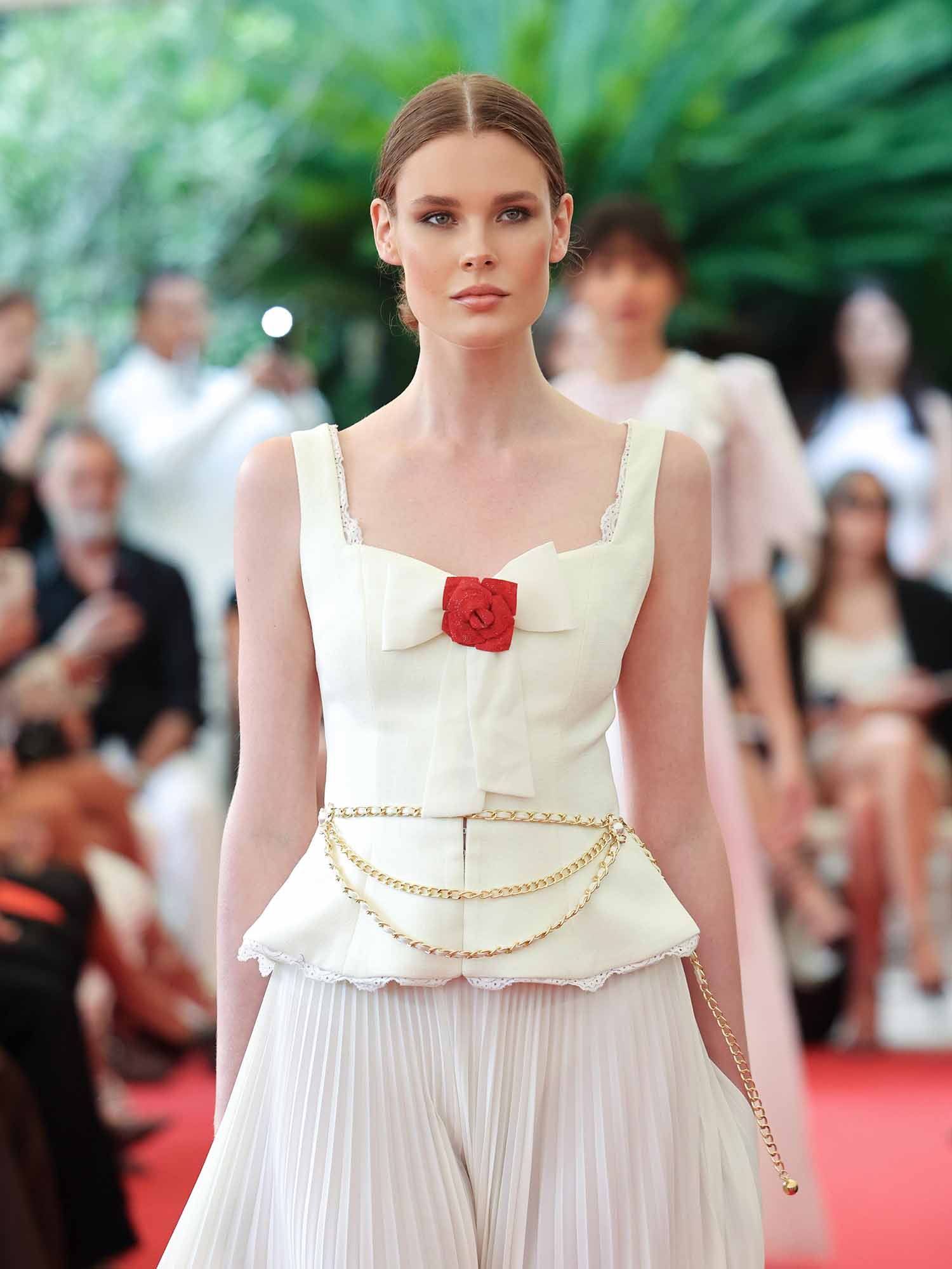 المصممة اللبنانية عبير سطوحي ترفع اسم لبنان عالياً في كان بعرض أزياء استثنائي!