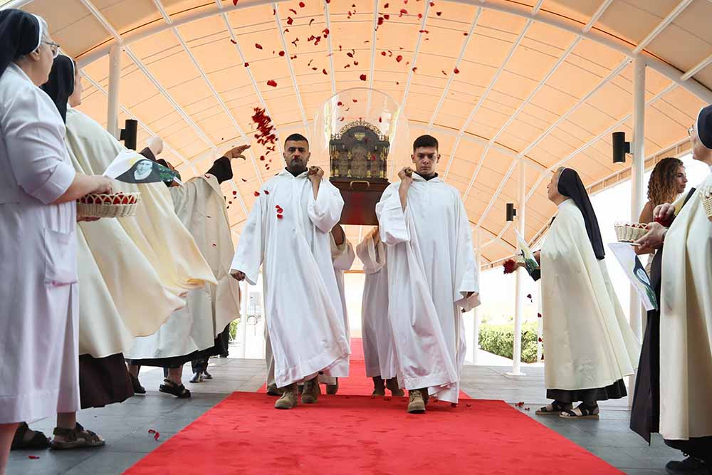 ذخائر القدّيسة تريزيا الطفل يسوع في زيارة تاريخية إلى لبنان في مئوية إعلان قداستها