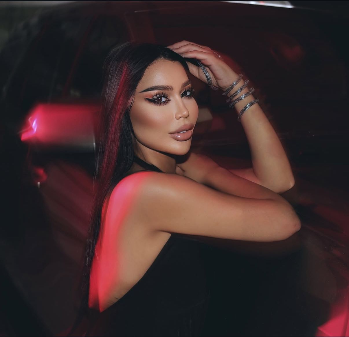 ميرنا أزعر تستعد لإطلاق خط تجميلي وتخوض تجارب تمثيلية وتحكيمية جديدة في بيروت