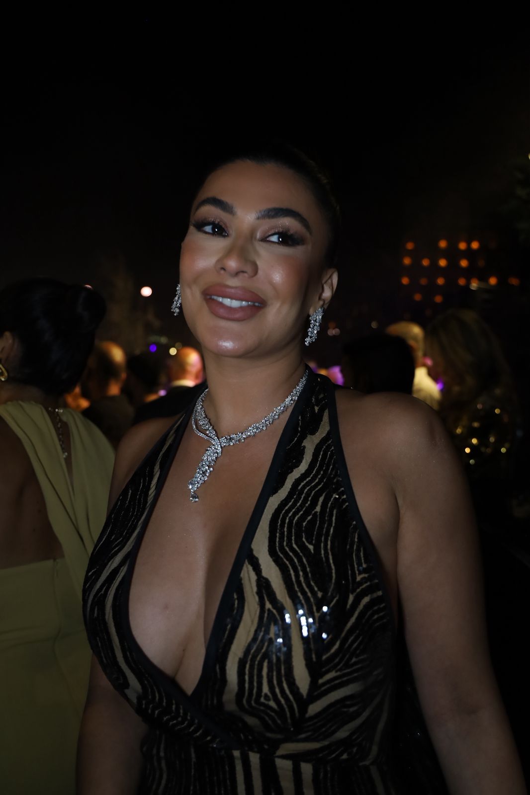 الفاشينيستا زينة لؤي تتألق في حفل زفاف سيليو صعب وزين قطامي