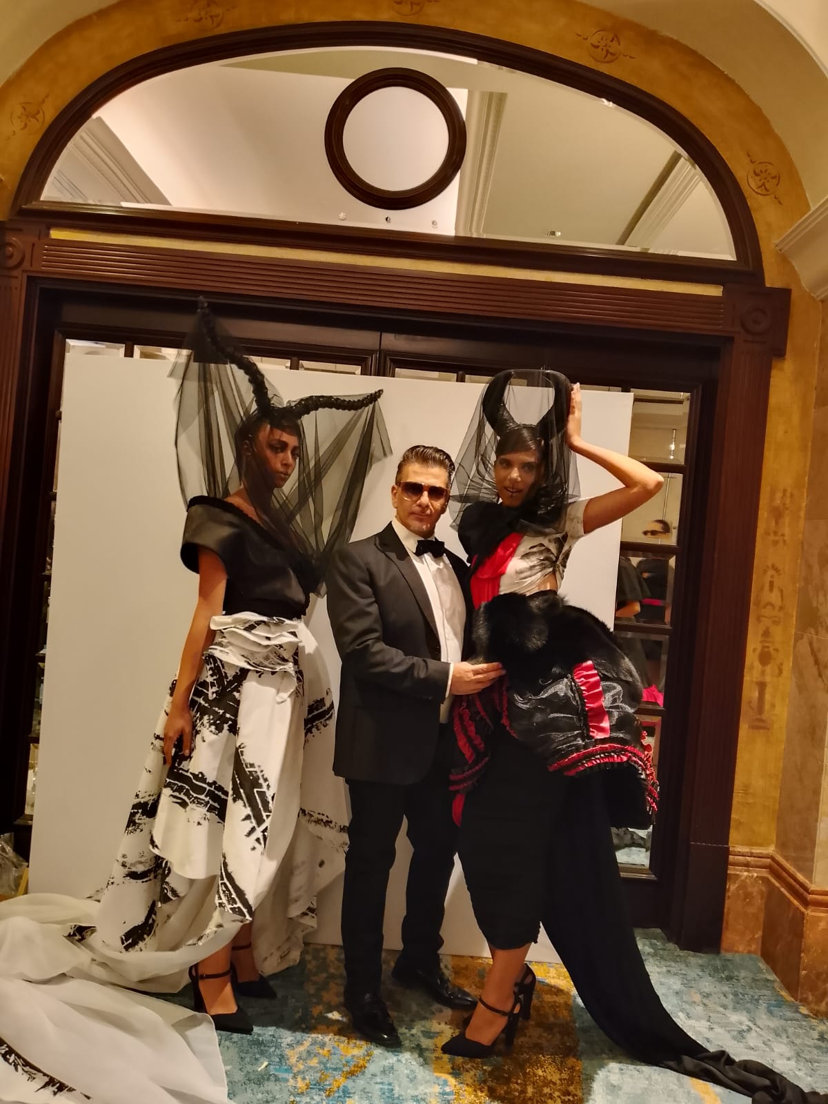 جامعة AUST تحتفل بتخرّج طلابها في عرض أزياء عالمي بإشراف الشريف جمال حمود....