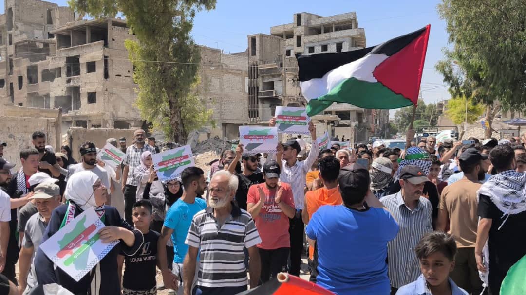 مسيرة غضب شعبية في مخيم اليرموك بدمشق، رفضاً للتطبيع مع العدو الصهيوني