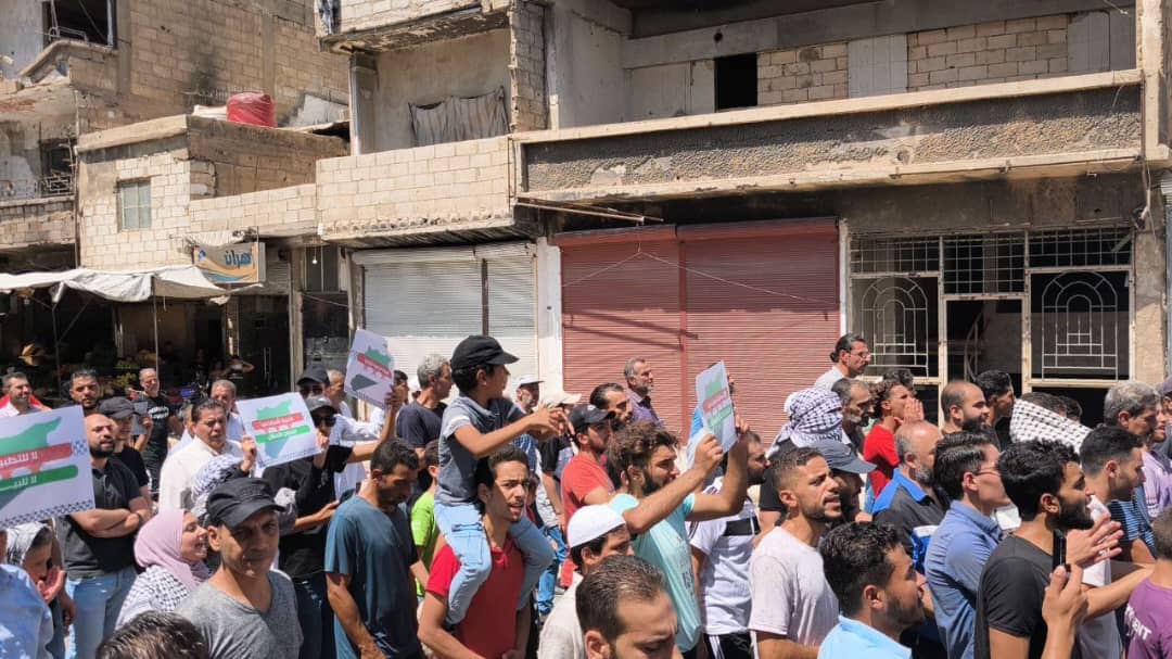 مسيرة غضب شعبية في مخيم اليرموك بدمشق، رفضاً للتطبيع مع العدو الصهيوني