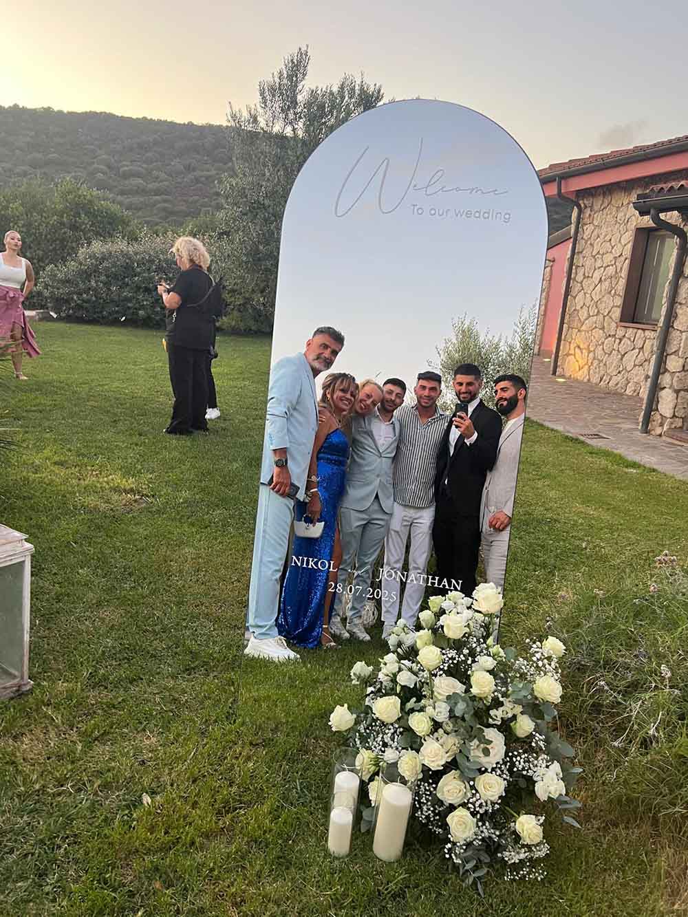 "من لبنان وتشيكيا إلى سردينيا... زفاف ألاحلام لجوناثن ونيكول بحضور الأهل والأصدقاء....