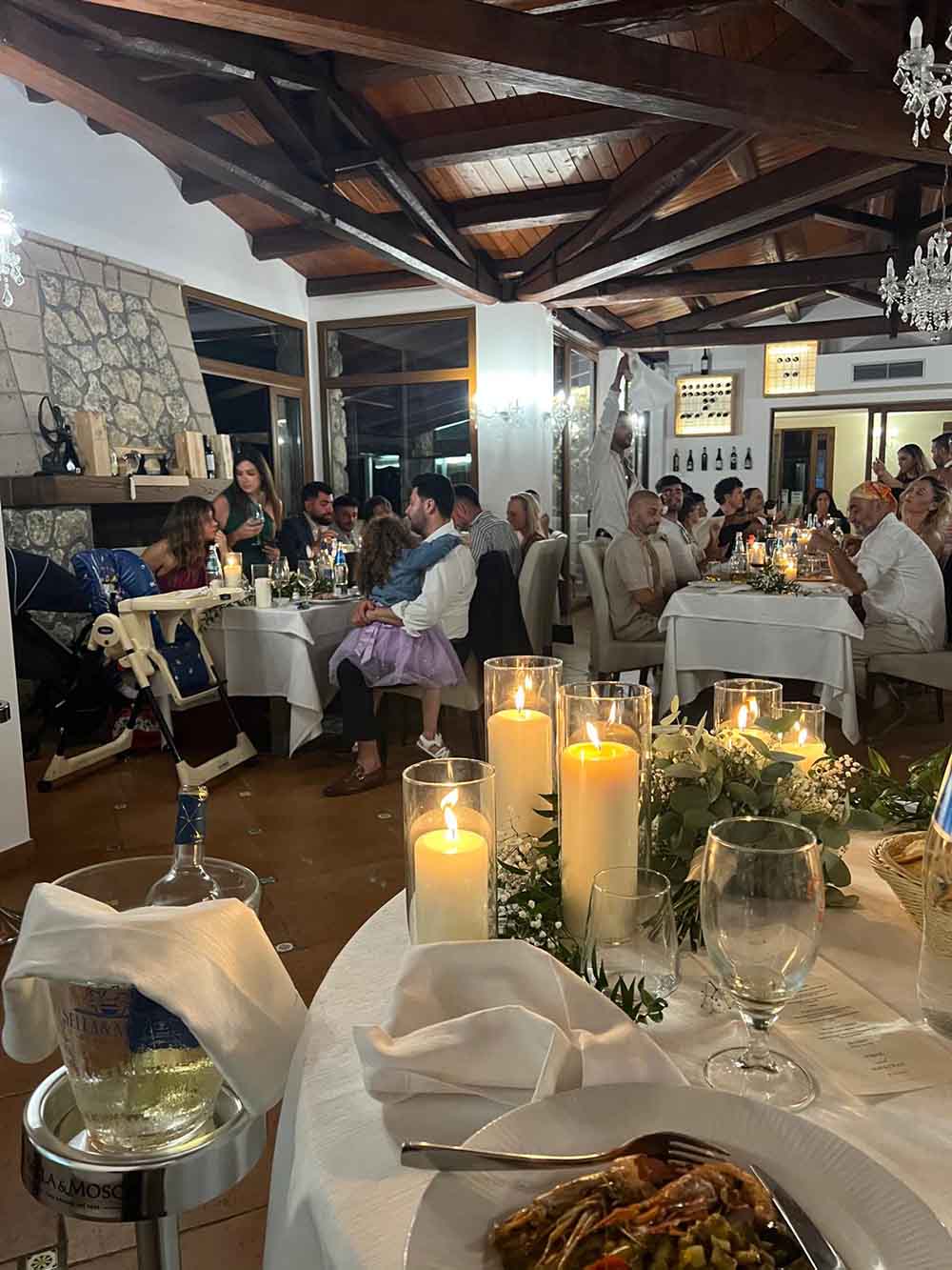 "من لبنان وتشيكيا إلى سردينيا... زفاف ألاحلام لجوناثن ونيكول بحضور الأهل والأصدقاء....