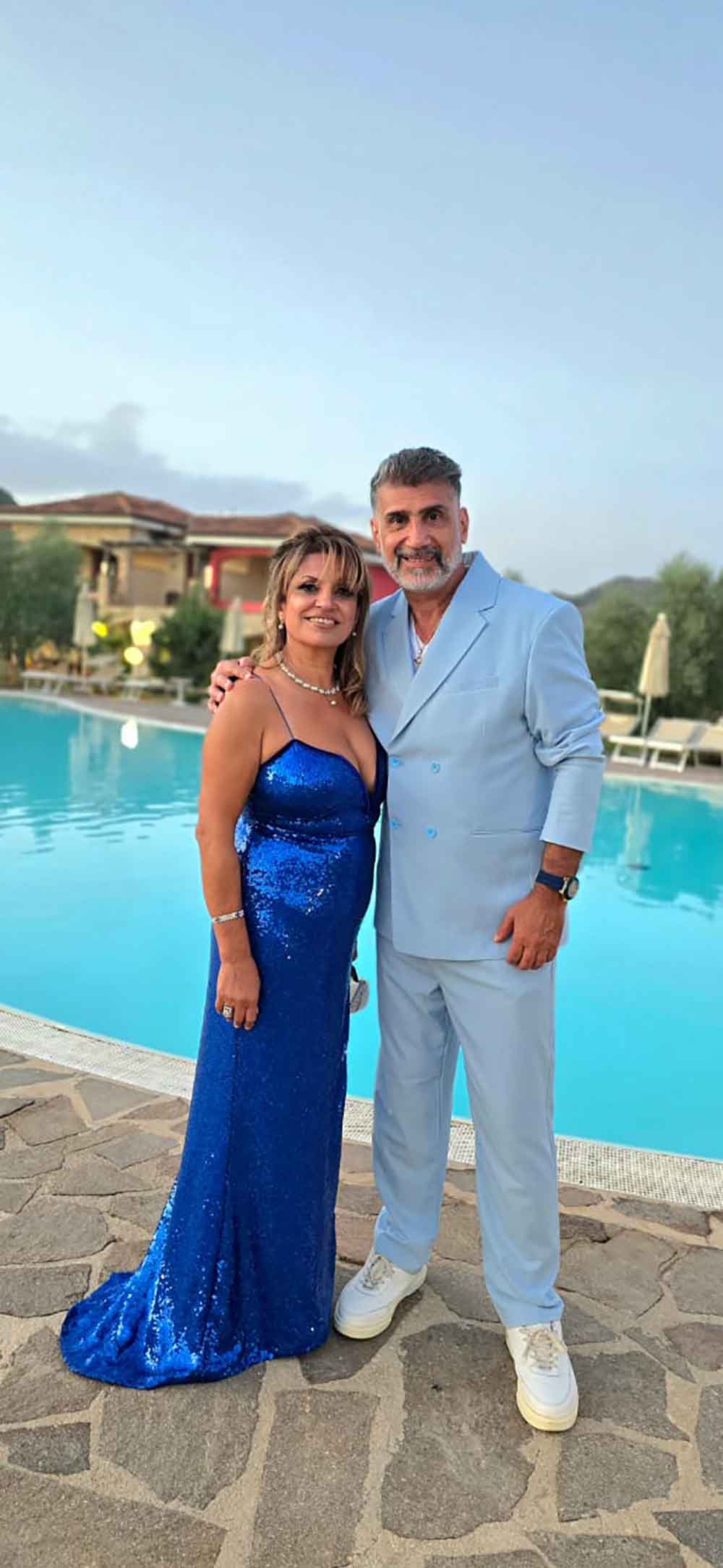 "من لبنان وتشيكيا إلى سردينيا... زفاف ألاحلام لجوناثن ونيكول بحضور الأهل والأصدقاء....