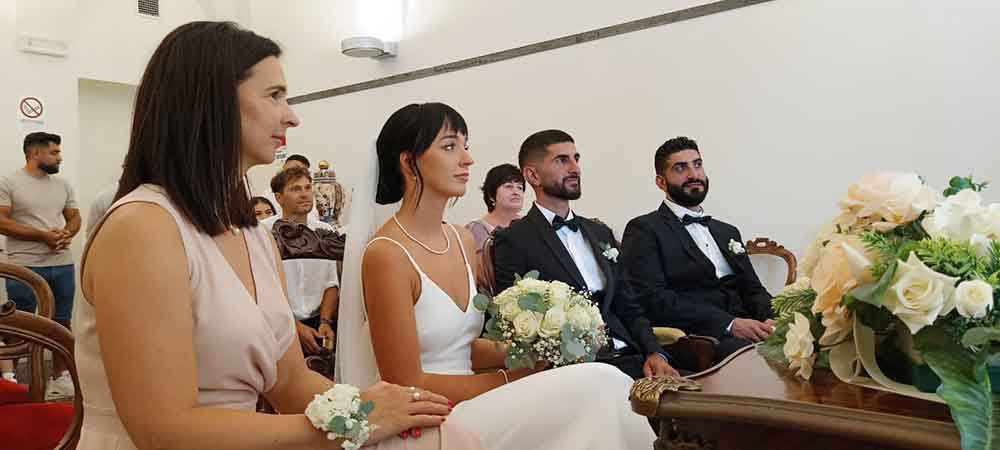 "من لبنان وتشيكيا إلى سردينيا... زفاف ألاحلام لجوناثن ونيكول بحضور الأهل والأصدقاء....