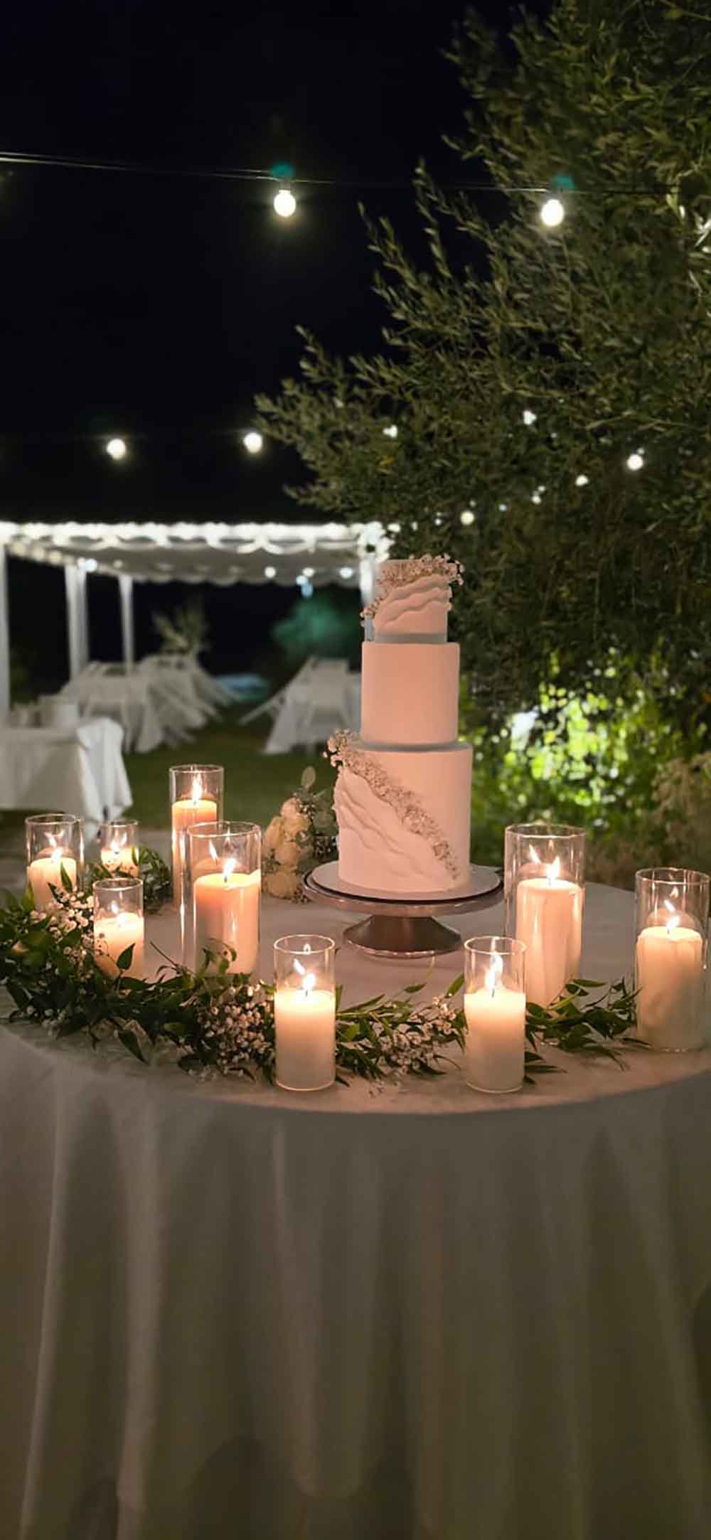 "من لبنان وتشيكيا إلى سردينيا... زفاف ألاحلام لجوناثن ونيكول بحضور الأهل والأصدقاء....