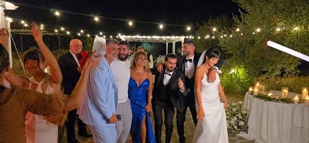 "من لبنان وتشيكيا إلى سردينيا... زفاف ألاحلام لجوناثن ونيكول بحضور الأهل والأصدقاء....