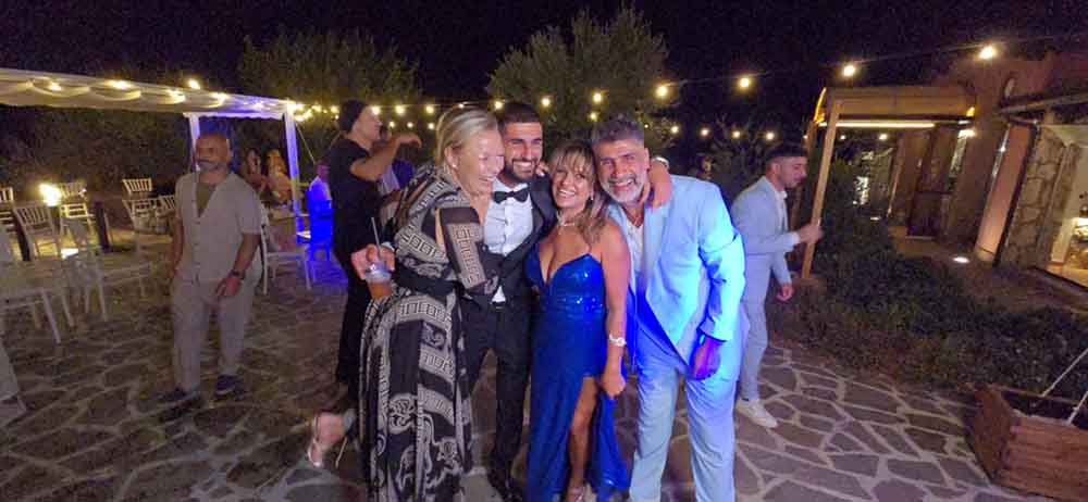 "من لبنان وتشيكيا إلى سردينيا... زفاف ألاحلام لجوناثن ونيكول بحضور الأهل والأصدقاء....