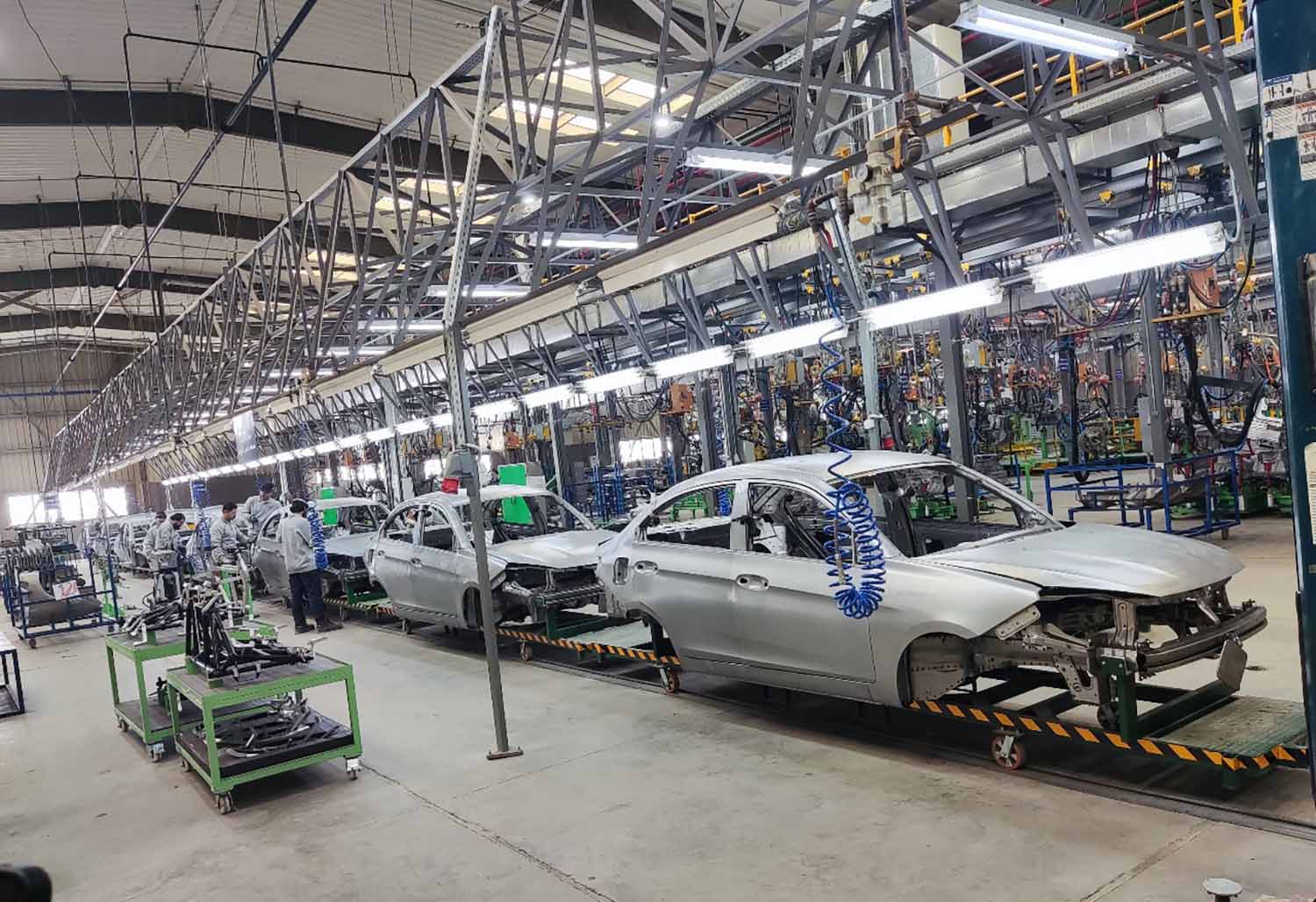 التقلبات السعرية وزيادة الطرازات المعروضة وسيطرة المجمعة محلياً .. تقود حركة سوق السيارات بالفترة الحالية