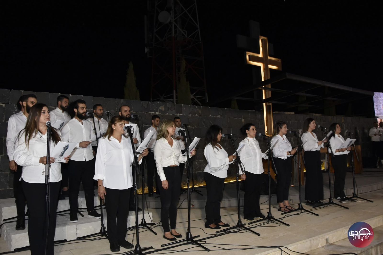 جوقة مار الياس – أنطلياس تُشعل مدرّج سيدة حرمون في كوكبا احتفالاً بعيد السيدة