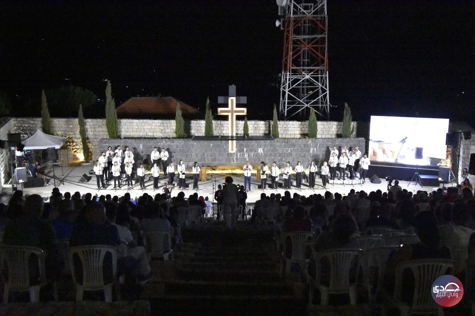 جوقة مار الياس – أنطلياس تُشعل مدرّج سيدة حرمون في كوكبا احتفالاً بعيد السيدة