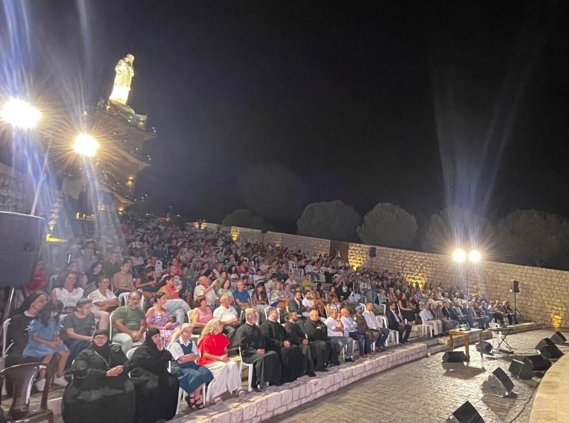 جوقة مار الياس – أنطلياس تُشعل مدرّج سيدة حرمون في كوكبا احتفالاً بعيد السيدة