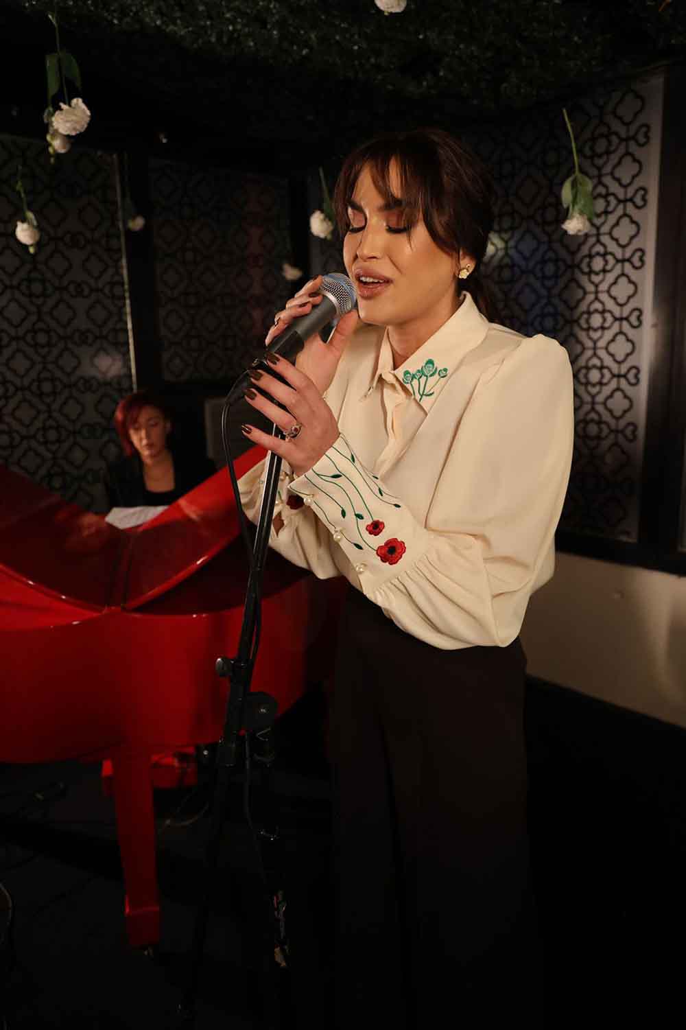 منال ملاط تطلق "حياتي الثالثة" وثلاثة أعمال مصوّرة أشبه بسلسلة درامية-مسرحية