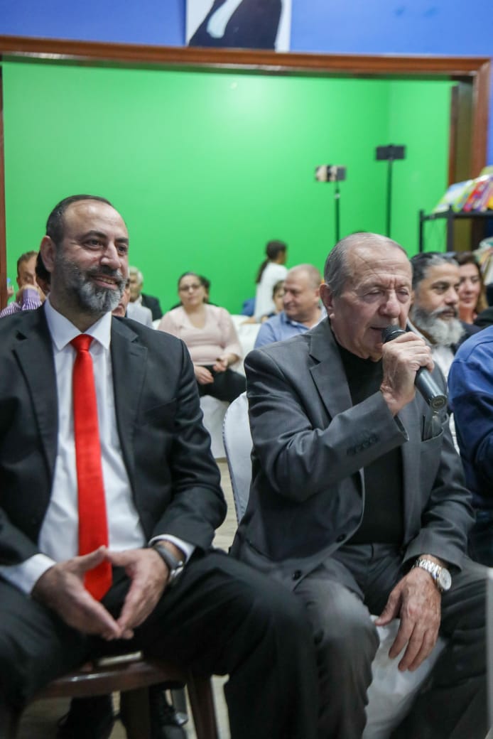 شهدت منطقة الحدث - حارة البطم مساء أمس، حفل افتتاح مركز ديزي الثقافي ، الذي أطلقه المحامي جوزيف وانيس ،  رئيس جمعية مشجعي الثقافة ورئيس مركز ديزي الثقافي ، وفاءً لذكرى زوجته الراحلة الشابة ديزي. ، التي خطفها مرض السرطان، فحوّل غيابها إلى مشروع حياة يحمل اسمها ويهدف لنشر الفكر والثقافة.  قدّمت الاحتفال الإعلامية الزميلة ميراي صافي عيد  ، التي أدارته بأسلوب مميز وراقٍ. بدأ الحفل بالنشيد الوطني اللبناني، تلاه دقيقة صمت عن روح الفقيدة، ثم قدّس المركز وباركه المونسنيور بيار أبي صالح .  توالت الكلمات من عدد من ال