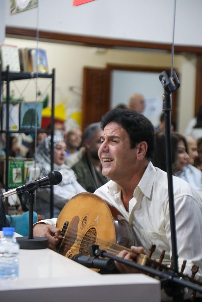 شهدت منطقة الحدث - حارة البطم مساء أمس، حفل افتتاح مركز ديزي الثقافي ، الذي أطلقه المحامي جوزيف وانيس ،  رئيس جمعية مشجعي الثقافة ورئيس مركز ديزي الثقافي ، وفاءً لذكرى زوجته الراحلة الشابة ديزي. ، التي خطفها مرض السرطان، فحوّل غيابها إلى مشروع حياة يحمل اسمها ويهدف لنشر الفكر والثقافة.  قدّمت الاحتفال الإعلامية الزميلة ميراي صافي عيد  ، التي أدارته بأسلوب مميز وراقٍ. بدأ الحفل بالنشيد الوطني اللبناني، تلاه دقيقة صمت عن روح الفقيدة، ثم قدّس المركز وباركه المونسنيور بيار أبي صالح .  توالت الكلمات من عدد من ال