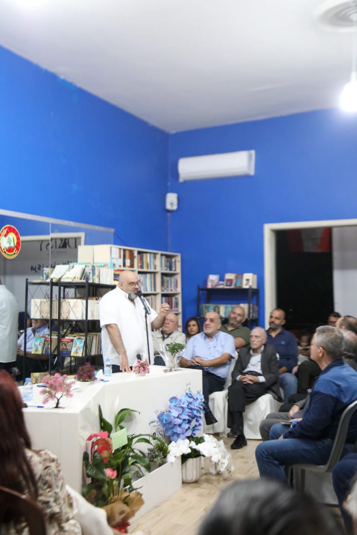 شهدت منطقة الحدث - حارة البطم مساء أمس، حفل افتتاح مركز ديزي الثقافي ، الذي أطلقه المحامي جوزيف وانيس ،  رئيس جمعية مشجعي الثقافة ورئيس مركز ديزي الثقافي ، وفاءً لذكرى زوجته الراحلة الشابة ديزي. ، التي خطفها مرض السرطان، فحوّل غيابها إلى مشروع حياة يحمل اسمها ويهدف لنشر الفكر والثقافة.  قدّمت الاحتفال الإعلامية الزميلة ميراي صافي عيد  ، التي أدارته بأسلوب مميز وراقٍ. بدأ الحفل بالنشيد الوطني اللبناني، تلاه دقيقة صمت عن روح الفقيدة، ثم قدّس المركز وباركه المونسنيور بيار أبي صالح .  توالت الكلمات من عدد من ال