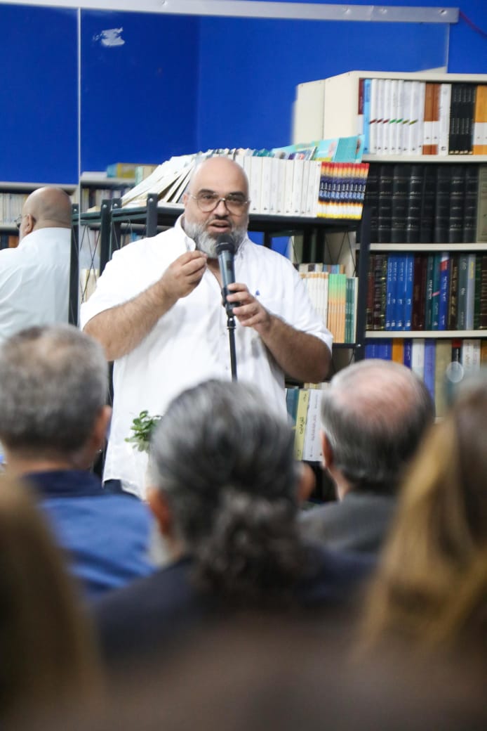 شهدت منطقة الحدث - حارة البطم مساء أمس، حفل افتتاح مركز ديزي الثقافي ، الذي أطلقه المحامي جوزيف وانيس ،  رئيس جمعية مشجعي الثقافة ورئيس مركز ديزي الثقافي ، وفاءً لذكرى زوجته الراحلة الشابة ديزي. ، التي خطفها مرض السرطان، فحوّل غيابها إلى مشروع حياة يحمل اسمها ويهدف لنشر الفكر والثقافة.  قدّمت الاحتفال الإعلامية الزميلة ميراي صافي عيد  ، التي أدارته بأسلوب مميز وراقٍ. بدأ الحفل بالنشيد الوطني اللبناني، تلاه دقيقة صمت عن روح الفقيدة، ثم قدّس المركز وباركه المونسنيور بيار أبي صالح .  توالت الكلمات من عدد من ال