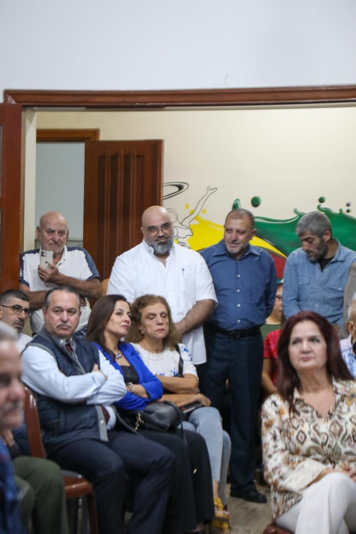 شهدت منطقة الحدث - حارة البطم مساء أمس، حفل افتتاح مركز ديزي الثقافي ، الذي أطلقه المحامي جوزيف وانيس ،  رئيس جمعية مشجعي الثقافة ورئيس مركز ديزي الثقافي ، وفاءً لذكرى زوجته الراحلة الشابة ديزي. ، التي خطفها مرض السرطان، فحوّل غيابها إلى مشروع حياة يحمل اسمها ويهدف لنشر الفكر والثقافة.  قدّمت الاحتفال الإعلامية الزميلة ميراي صافي عيد  ، التي أدارته بأسلوب مميز وراقٍ. بدأ الحفل بالنشيد الوطني اللبناني، تلاه دقيقة صمت عن روح الفقيدة، ثم قدّس المركز وباركه المونسنيور بيار أبي صالح .  توالت الكلمات من عدد من ال