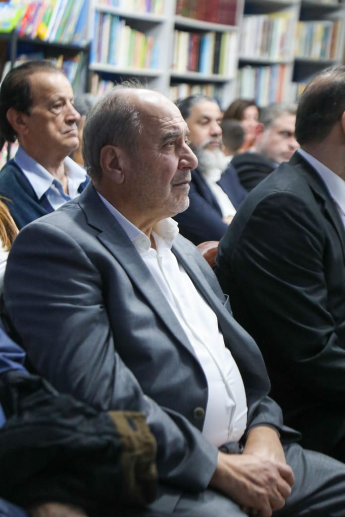 شهدت منطقة الحدث - حارة البطم مساء أمس، حفل افتتاح مركز ديزي الثقافي ، الذي أطلقه المحامي جوزيف وانيس ،  رئيس جمعية مشجعي الثقافة ورئيس مركز ديزي الثقافي ، وفاءً لذكرى زوجته الراحلة الشابة ديزي. ، التي خطفها مرض السرطان، فحوّل غيابها إلى مشروع حياة يحمل اسمها ويهدف لنشر الفكر والثقافة.  قدّمت الاحتفال الإعلامية الزميلة ميراي صافي عيد  ، التي أدارته بأسلوب مميز وراقٍ. بدأ الحفل بالنشيد الوطني اللبناني، تلاه دقيقة صمت عن روح الفقيدة، ثم قدّس المركز وباركه المونسنيور بيار أبي صالح .  توالت الكلمات من عدد من ال