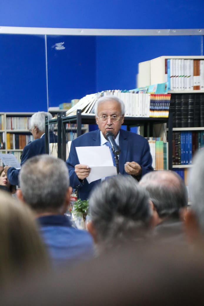 شهدت منطقة الحدث - حارة البطم مساء أمس، حفل افتتاح مركز ديزي الثقافي ، الذي أطلقه المحامي جوزيف وانيس ،  رئيس جمعية مشجعي الثقافة ورئيس مركز ديزي الثقافي ، وفاءً لذكرى زوجته الراحلة الشابة ديزي. ، التي خطفها مرض السرطان، فحوّل غيابها إلى مشروع حياة يحمل اسمها ويهدف لنشر الفكر والثقافة.  قدّمت الاحتفال الإعلامية الزميلة ميراي صافي عيد  ، التي أدارته بأسلوب مميز وراقٍ. بدأ الحفل بالنشيد الوطني اللبناني، تلاه دقيقة صمت عن روح الفقيدة، ثم قدّس المركز وباركه المونسنيور بيار أبي صالح .  توالت الكلمات من عدد من ال