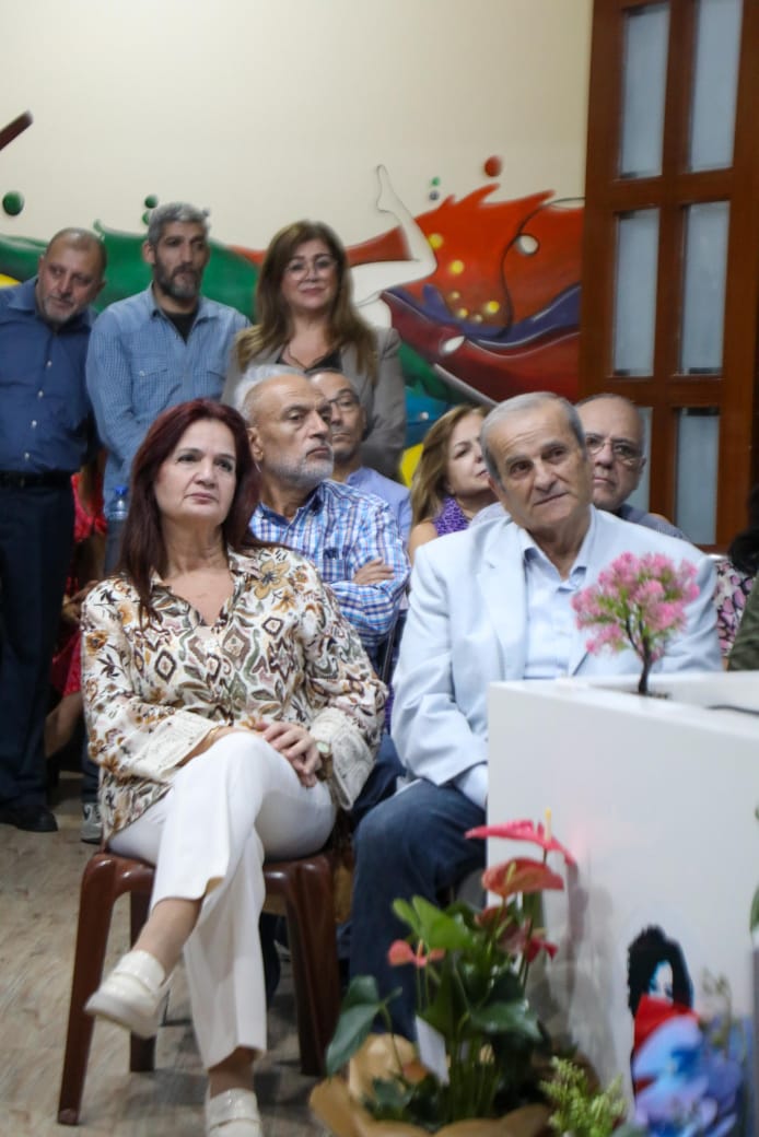 شهدت منطقة الحدث - حارة البطم مساء أمس، حفل افتتاح مركز ديزي الثقافي ، الذي أطلقه المحامي جوزيف وانيس ،  رئيس جمعية مشجعي الثقافة ورئيس مركز ديزي الثقافي ، وفاءً لذكرى زوجته الراحلة الشابة ديزي. ، التي خطفها مرض السرطان، فحوّل غيابها إلى مشروع حياة يحمل اسمها ويهدف لنشر الفكر والثقافة.  قدّمت الاحتفال الإعلامية الزميلة ميراي صافي عيد  ، التي أدارته بأسلوب مميز وراقٍ. بدأ الحفل بالنشيد الوطني اللبناني، تلاه دقيقة صمت عن روح الفقيدة، ثم قدّس المركز وباركه المونسنيور بيار أبي صالح .  توالت الكلمات من عدد من ال