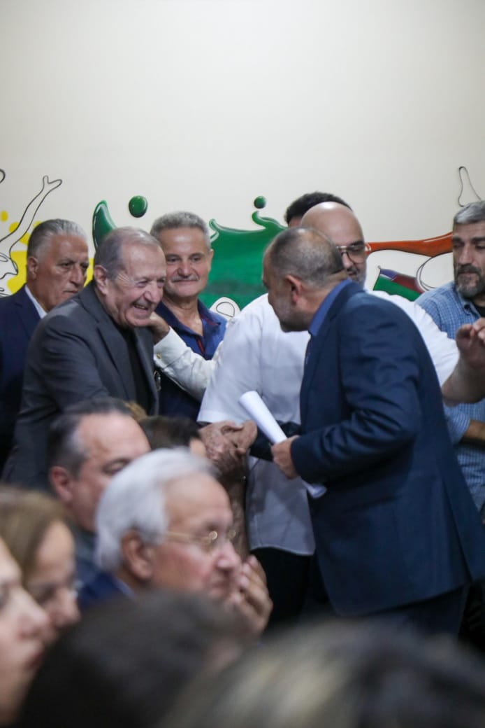 شهدت منطقة الحدث - حارة البطم مساء أمس، حفل افتتاح مركز ديزي الثقافي ، الذي أطلقه المحامي جوزيف وانيس ،  رئيس جمعية مشجعي الثقافة ورئيس مركز ديزي الثقافي ، وفاءً لذكرى زوجته الراحلة الشابة ديزي. ، التي خطفها مرض السرطان، فحوّل غيابها إلى مشروع حياة يحمل اسمها ويهدف لنشر الفكر والثقافة.  قدّمت الاحتفال الإعلامية الزميلة ميراي صافي عيد  ، التي أدارته بأسلوب مميز وراقٍ. بدأ الحفل بالنشيد الوطني اللبناني، تلاه دقيقة صمت عن روح الفقيدة، ثم قدّس المركز وباركه المونسنيور بيار أبي صالح .  توالت الكلمات من عدد من ال