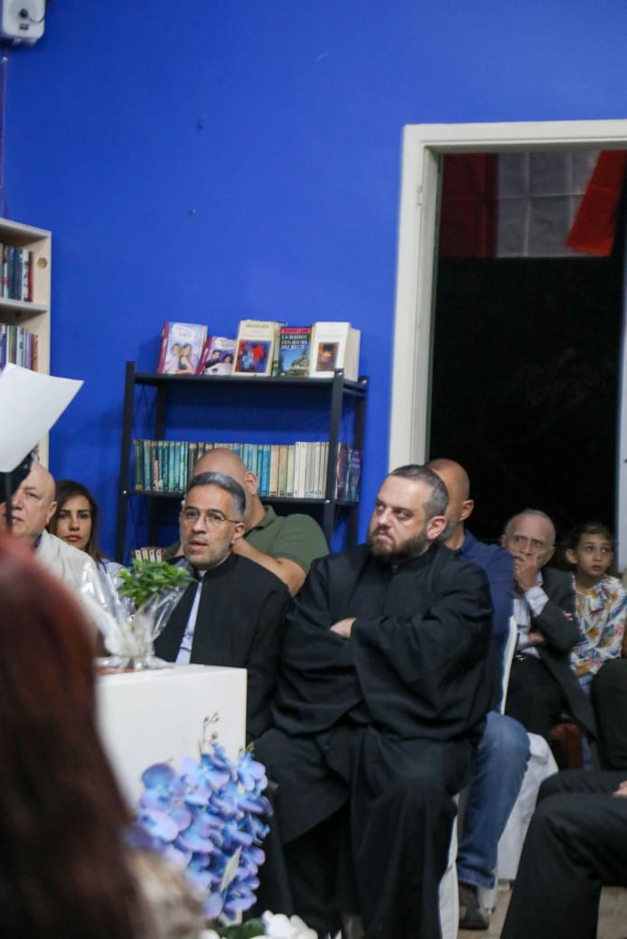 شهدت منطقة الحدث - حارة البطم مساء أمس، حفل افتتاح مركز ديزي الثقافي ، الذي أطلقه المحامي جوزيف وانيس ،  رئيس جمعية مشجعي الثقافة ورئيس مركز ديزي الثقافي ، وفاءً لذكرى زوجته الراحلة الشابة ديزي. ، التي خطفها مرض السرطان، فحوّل غيابها إلى مشروع حياة يحمل اسمها ويهدف لنشر الفكر والثقافة.  قدّمت الاحتفال الإعلامية الزميلة ميراي صافي عيد  ، التي أدارته بأسلوب مميز وراقٍ. بدأ الحفل بالنشيد الوطني اللبناني، تلاه دقيقة صمت عن روح الفقيدة، ثم قدّس المركز وباركه المونسنيور بيار أبي صالح .  توالت الكلمات من عدد من ال