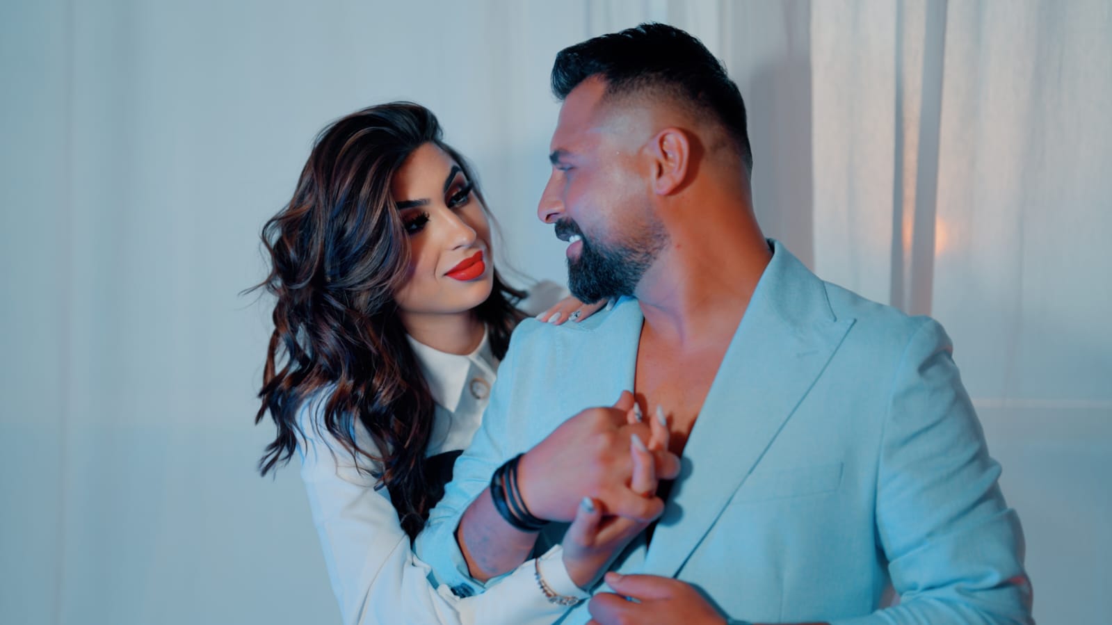 ريتشارد يفاجئ زوجته بشقة فاخرة بإطلالة بحرية مدهشة في دبي