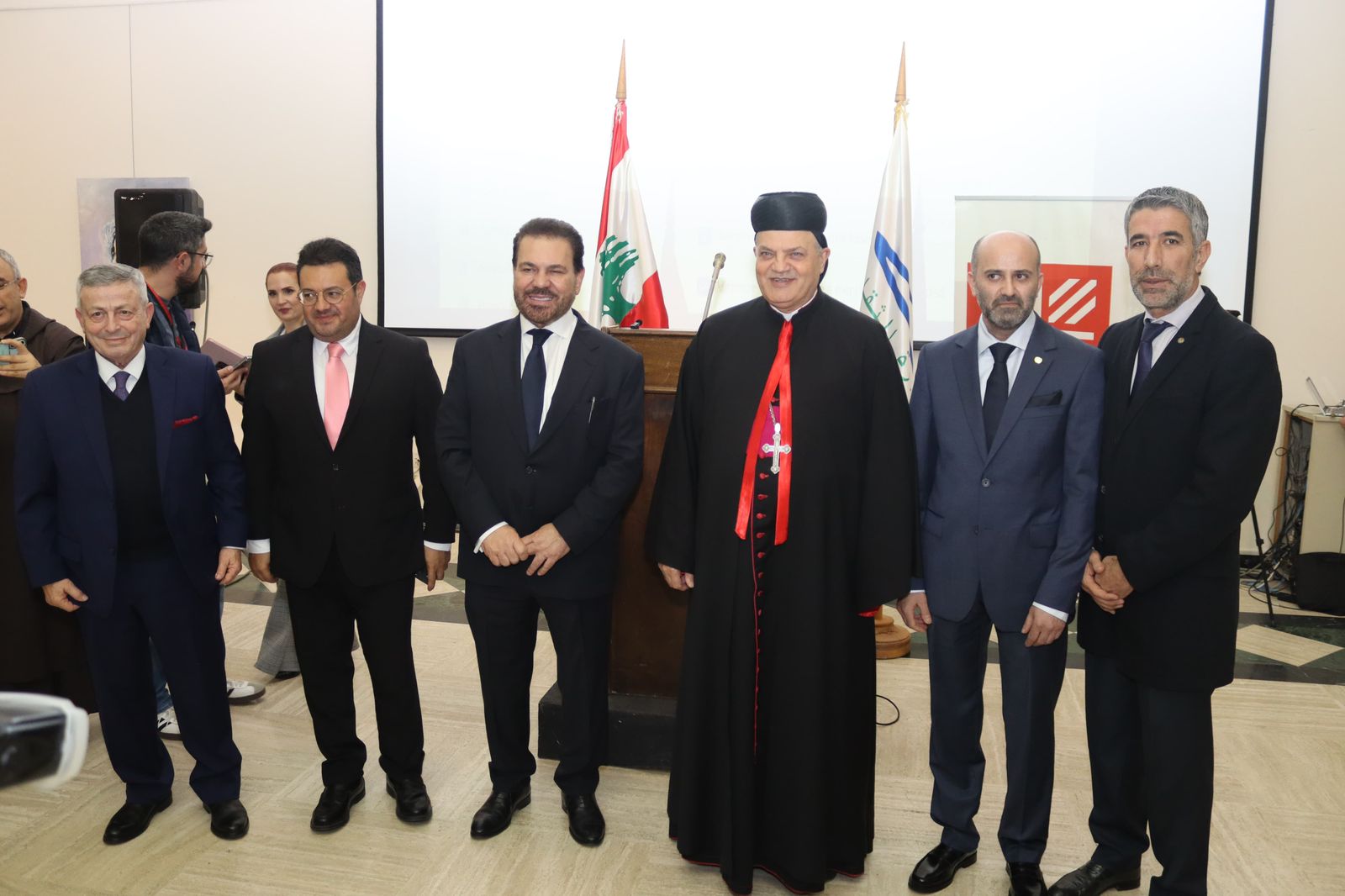 افتتاح معرض "ذاكرة اللون بين الحديث والقديم" للفنان د مارون مخّول في بيروت