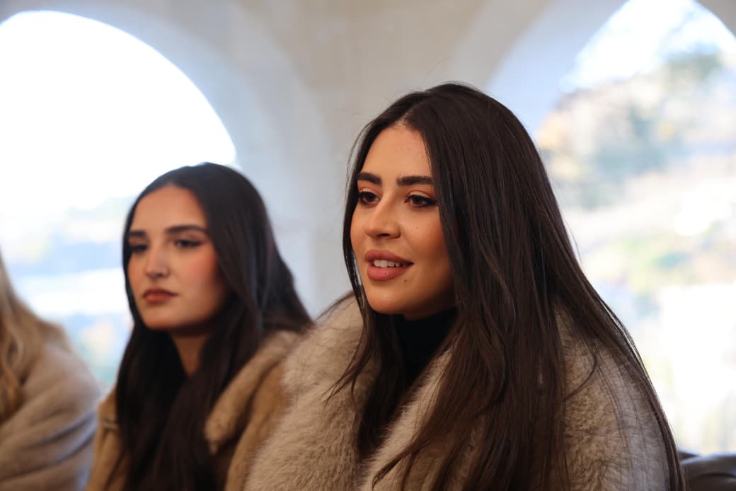 ملكة جمال لبنان بيرلا حرب في زيارة ميلادية إلى الباروك - الفريديس: من عبق الأرز إلى دفء العطاء