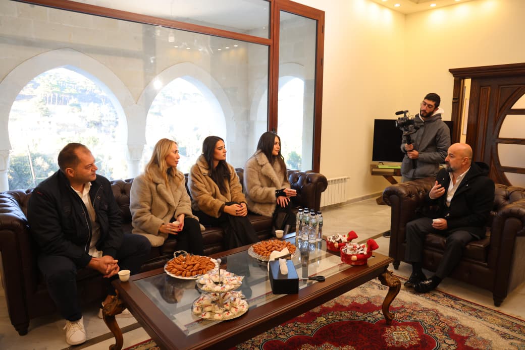 ملكة جمال لبنان بيرلا حرب في زيارة ميلادية إلى الباروك - الفريديس: من عبق الأرز إلى دفء العطاء