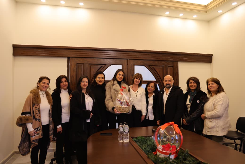 ملكة جمال لبنان بيرلا حرب في زيارة ميلادية إلى الباروك - الفريديس: من عبق الأرز إلى دفء العطاء